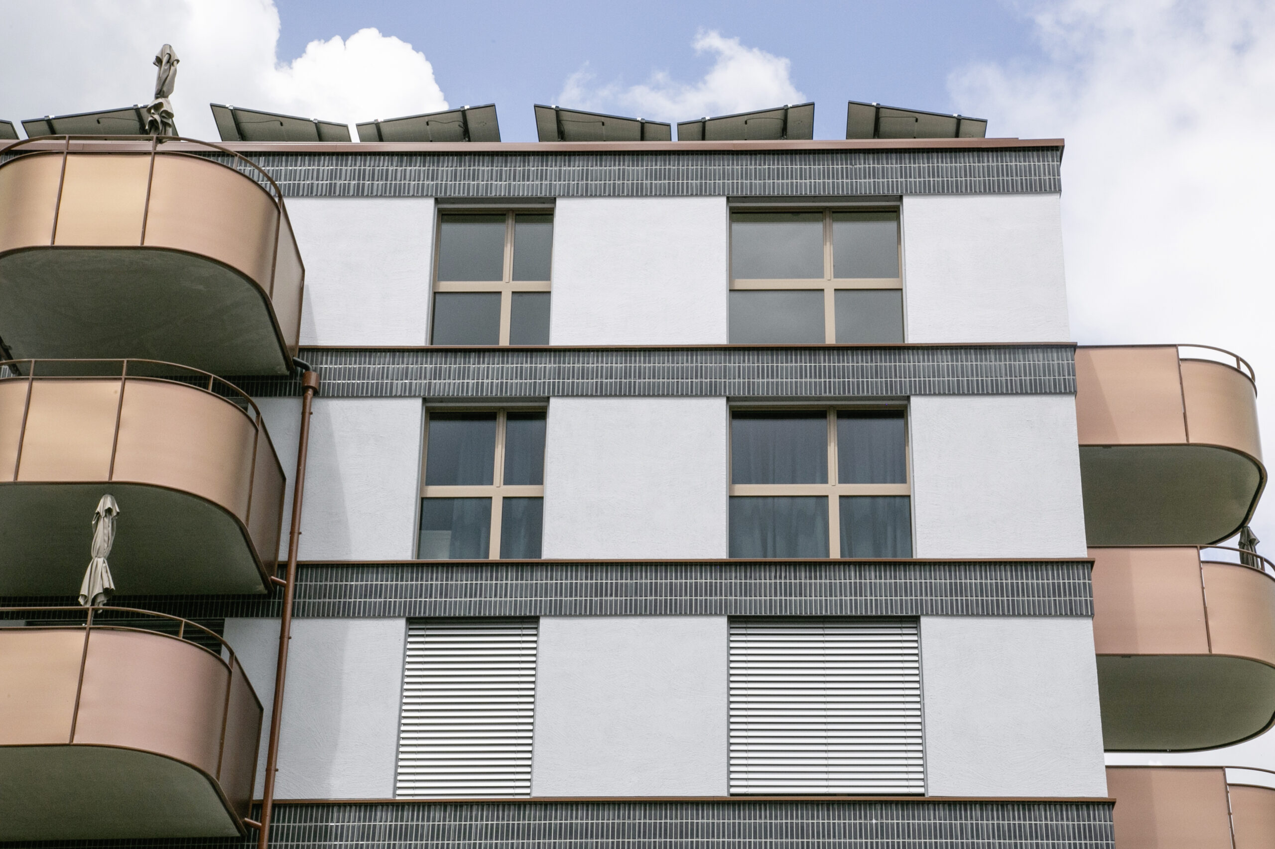 Fenster in Dübendorf im Neubau Younic - Frontansicht der Überbauung