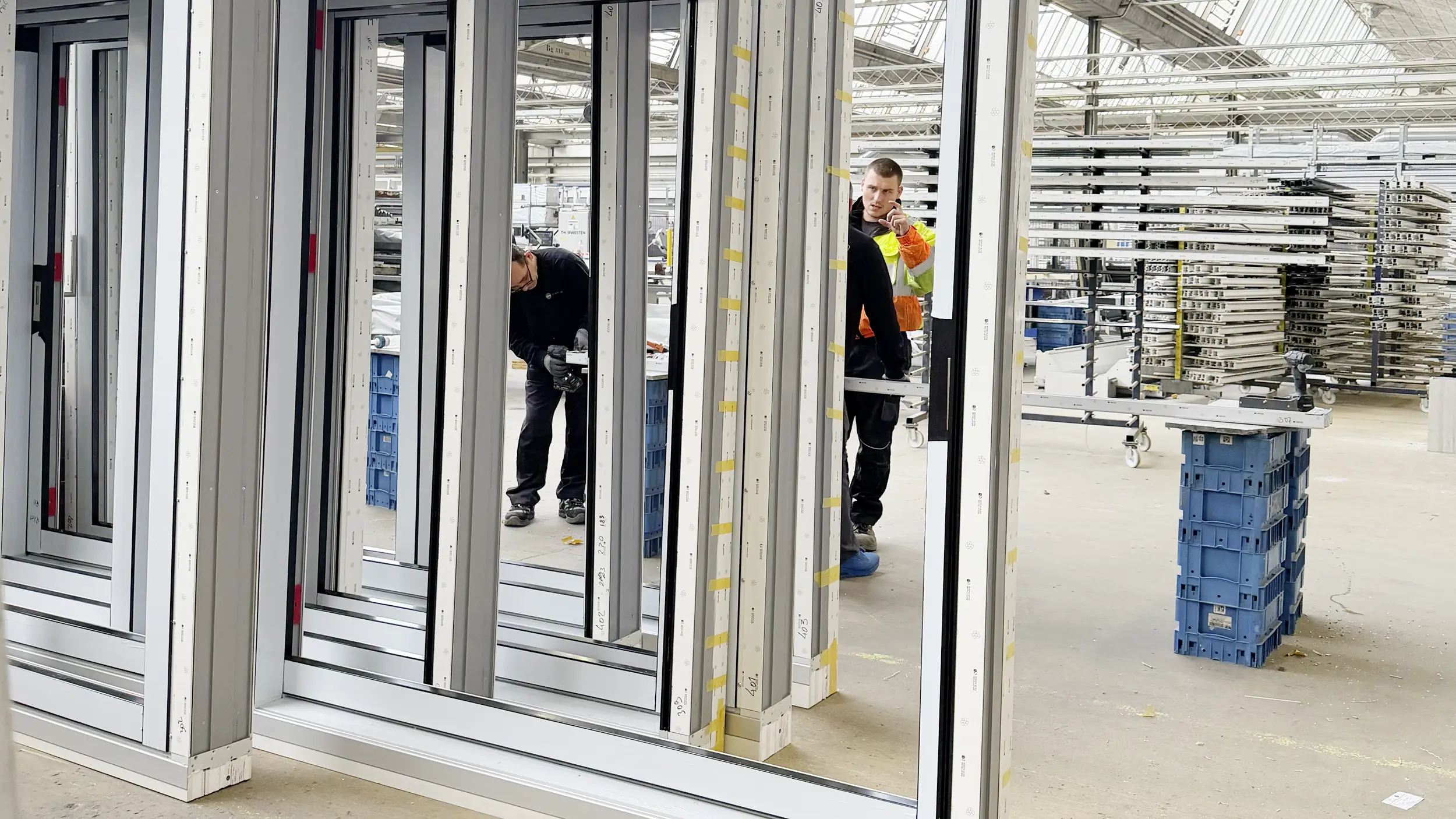Zwei Männer bei der Fensterproduktion Zuschneiden Profile