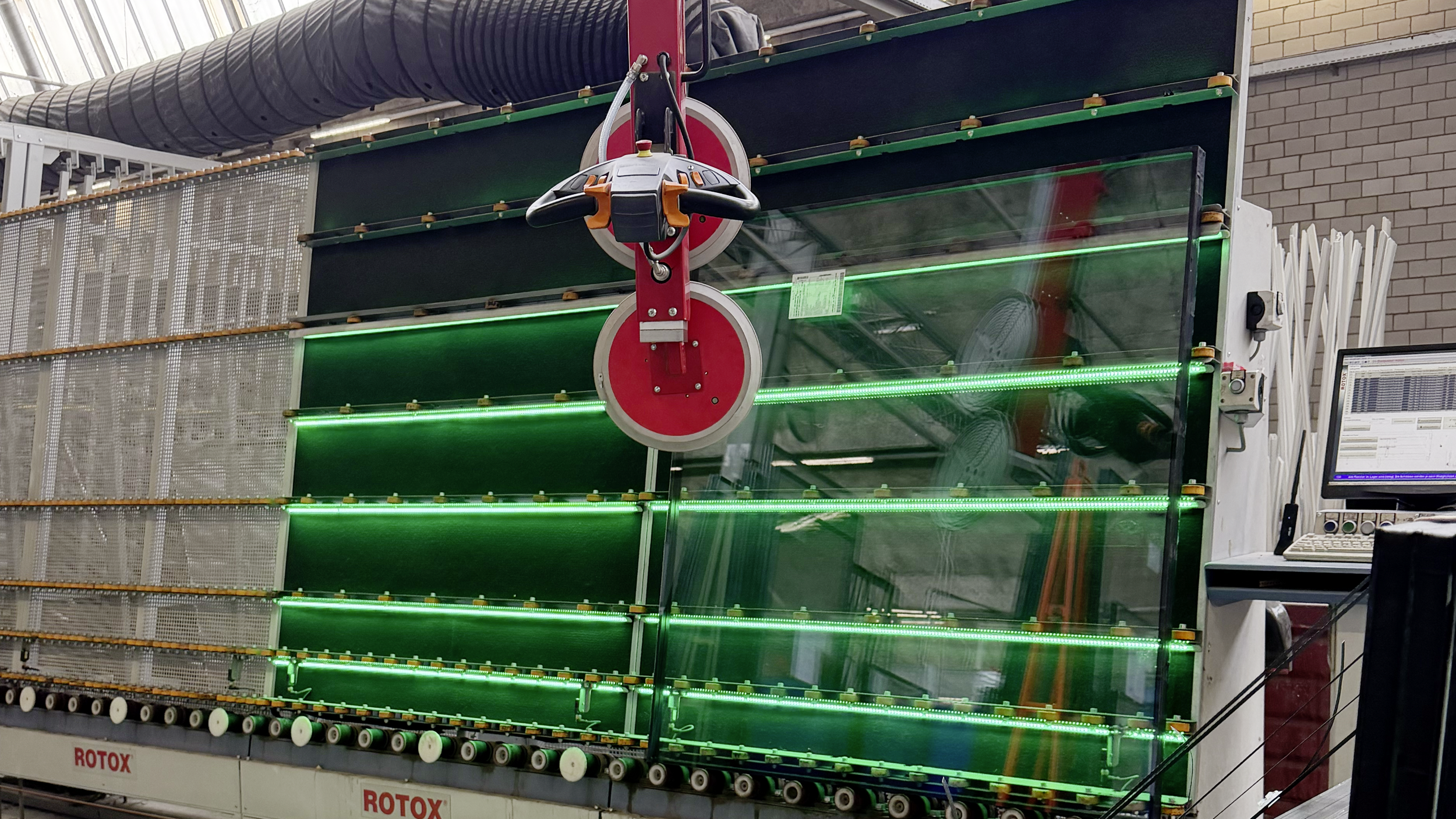 Fensterglas in der Produktion vor dem Einsetzen in den Rahmen
