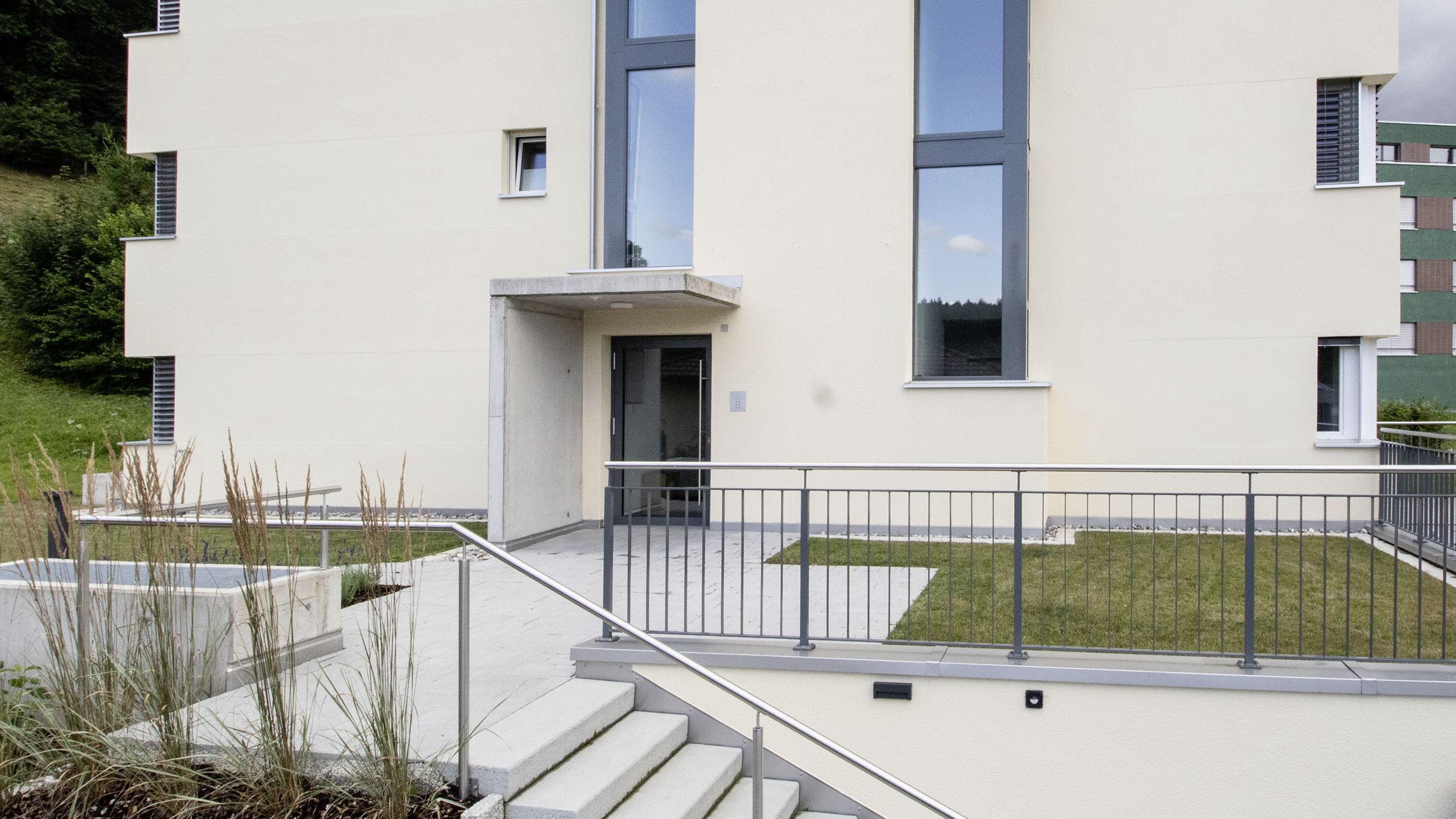 Frontseite mit Haustüre und Vorplatz eines Einfamilienhauses