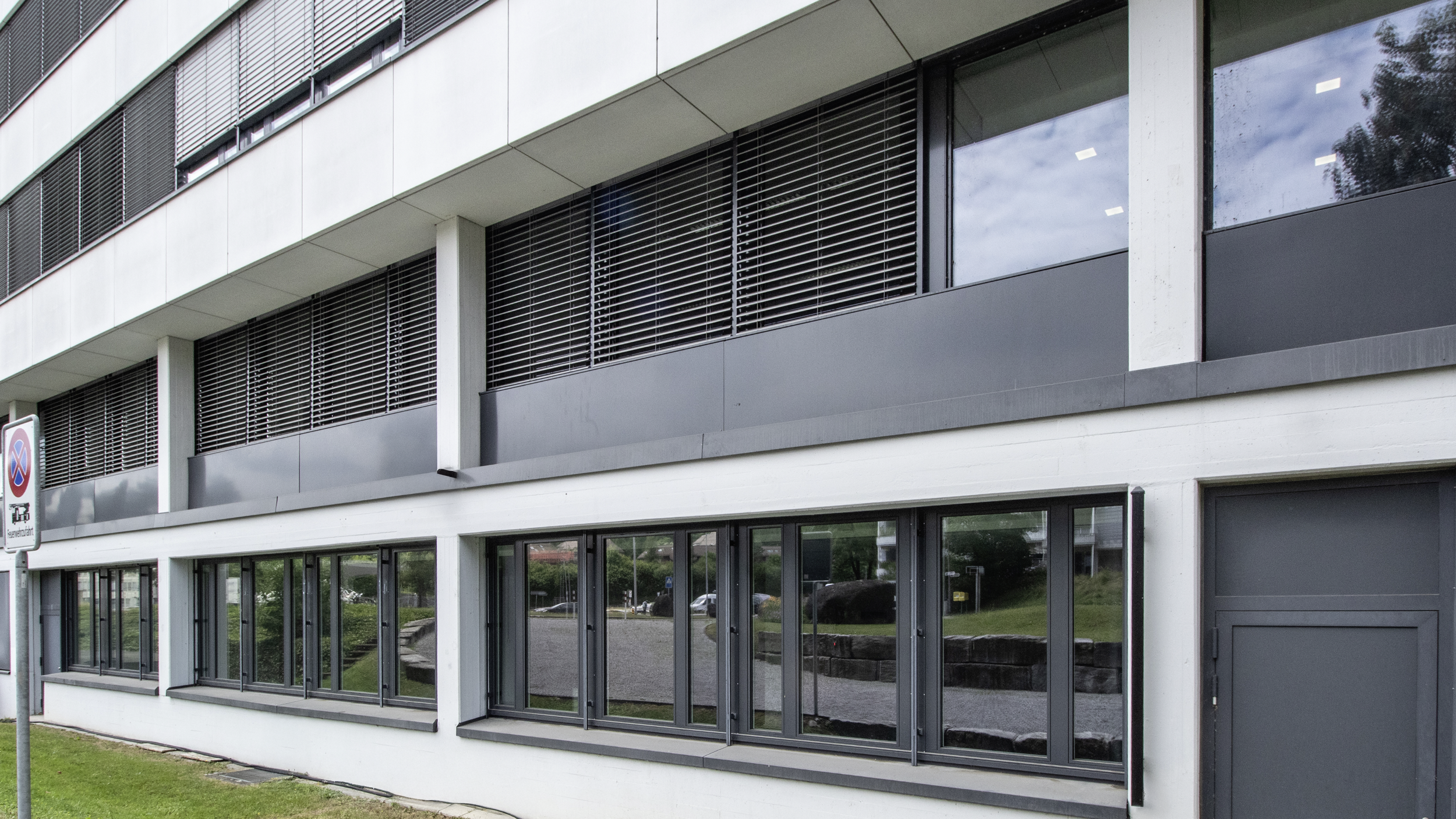 Detailansicht der Fenster des Geschäftshauses Balsberg in Zürich-Kloten