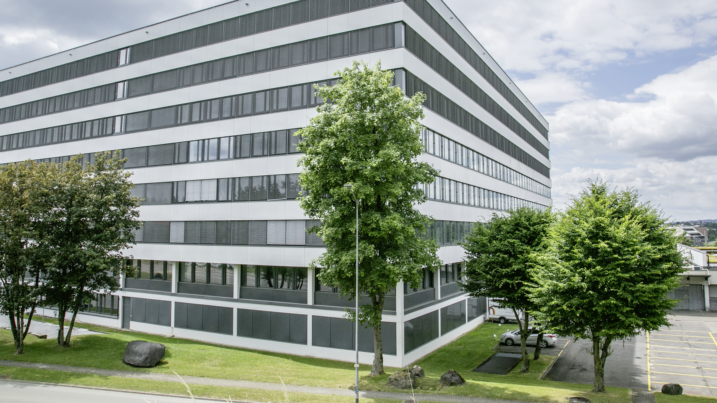 Seitenansicht des Geschäftshauses Balsber