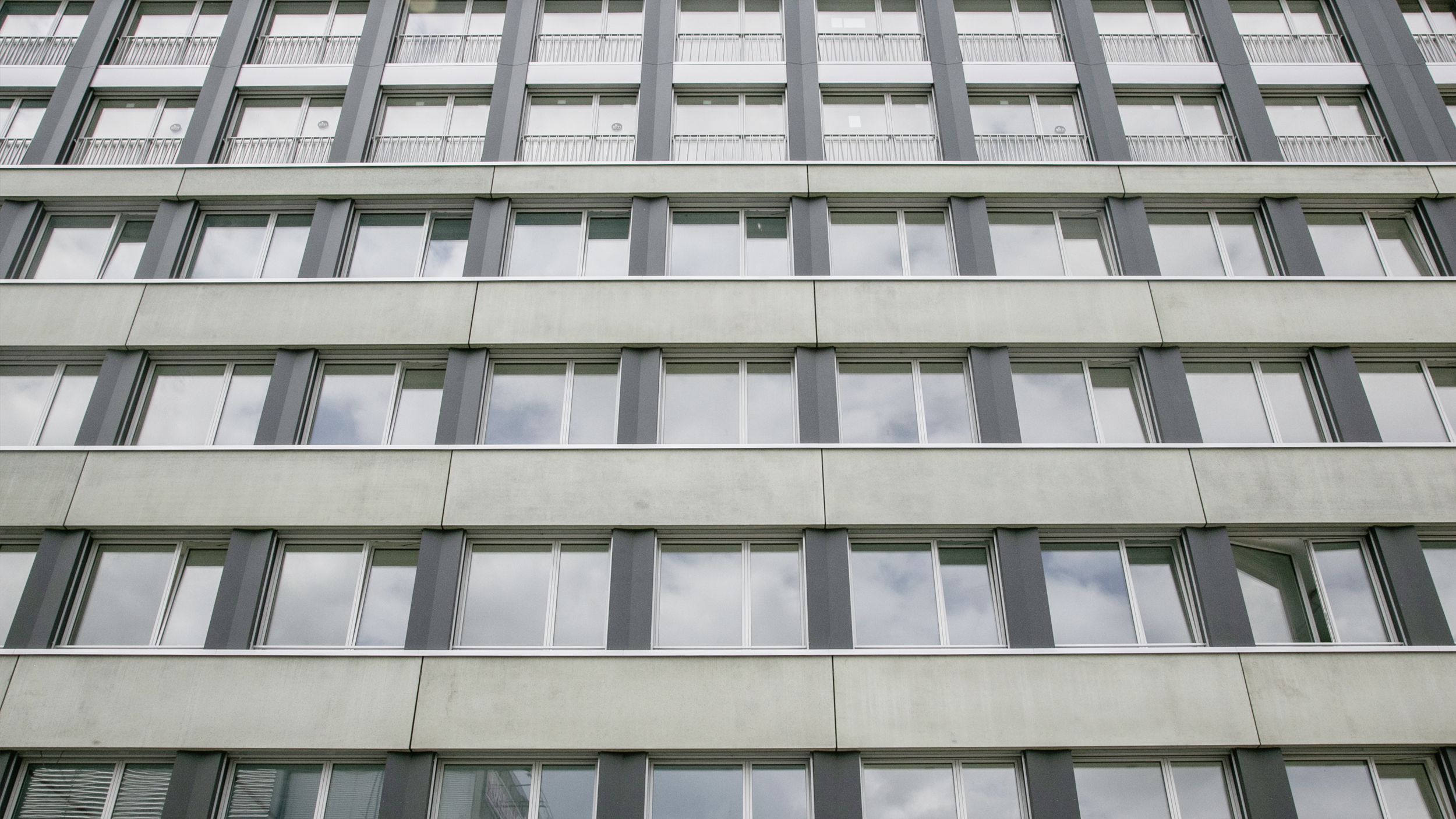 Frontansicht des Gewerbehauses Fabrik Elf