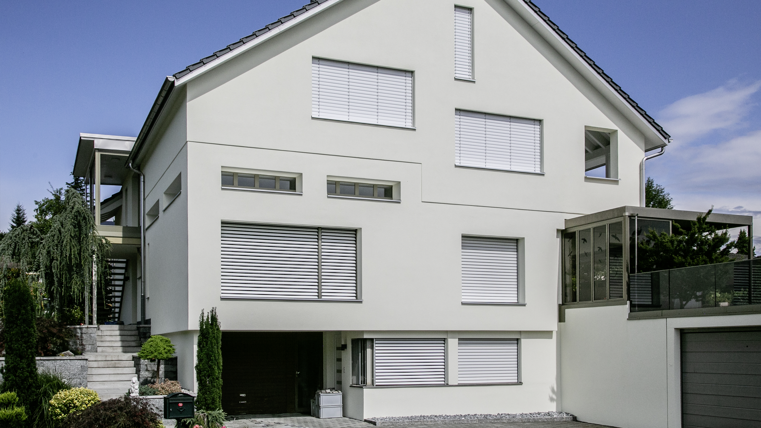 Frontansicht eines sanierten aMehrfamilienhauses