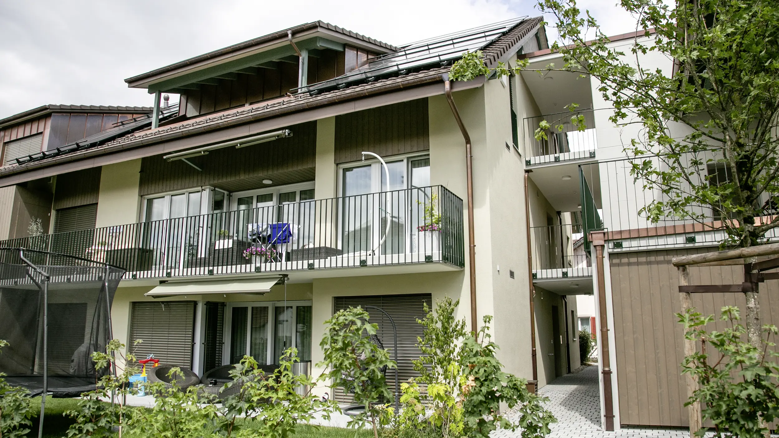Rückseite des Neubaus der Überbauung in Lupfig