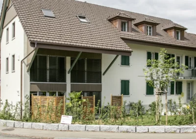 Ansicht der Rückseite des Altbaus der Wohnüberbauung