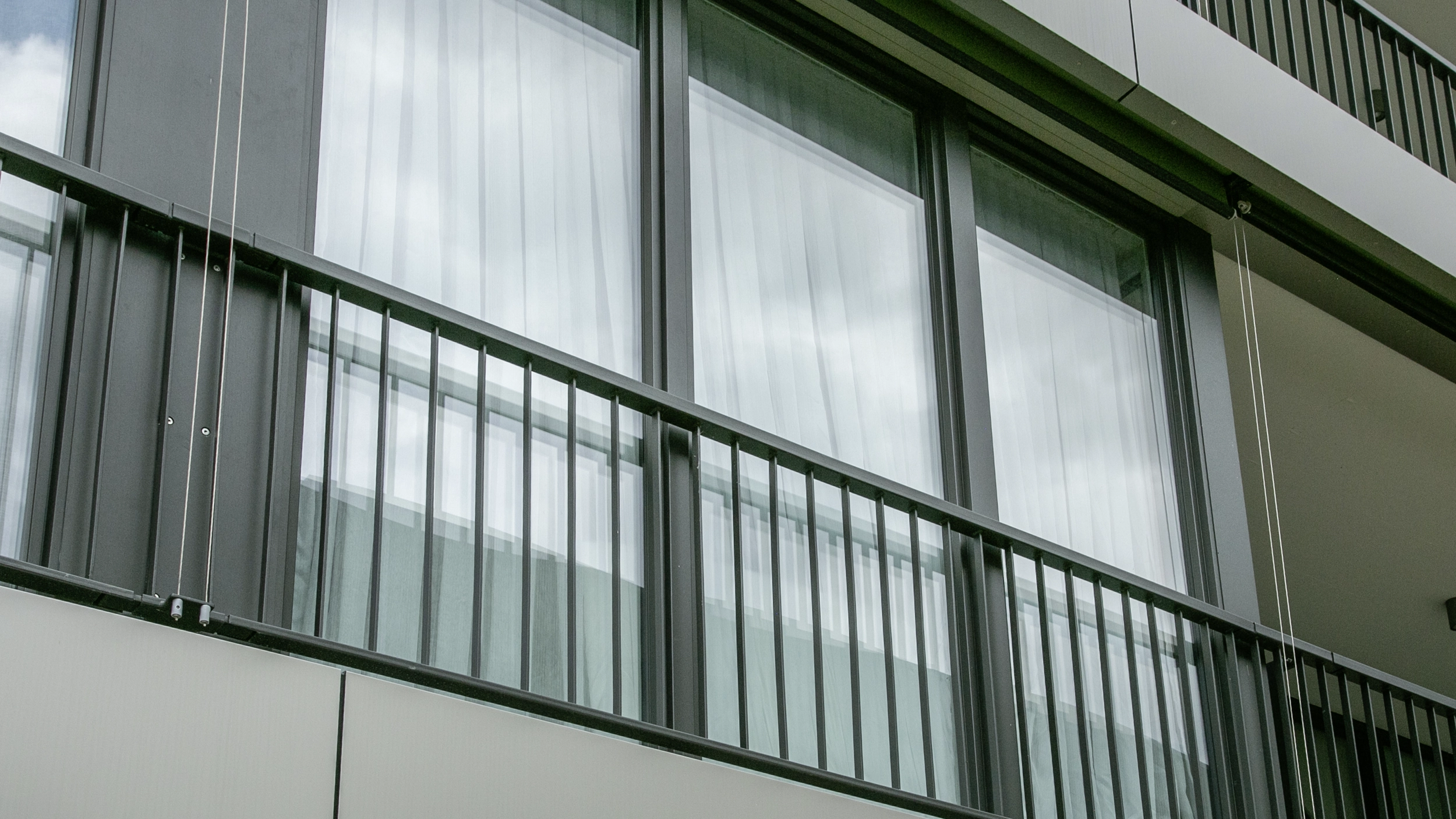 Eine Hand stellt das öffnet ein Fenster in der Schräge